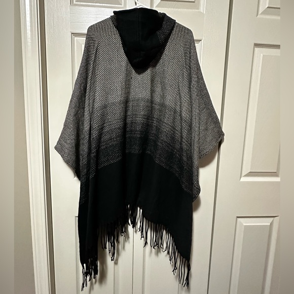 ⭐️ Women’s Poncho ⭐️ - Picture 4 of 6